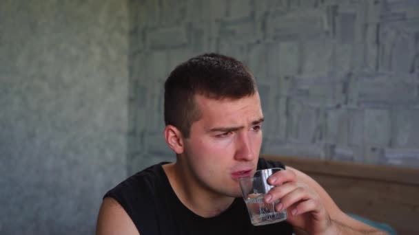 Man drinkt wodka zitten alleen thuis — Stockvideo