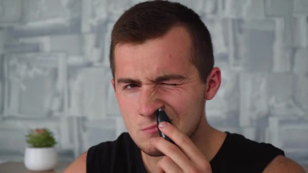 Férfi borotválja az orrszőrét — Stock videók