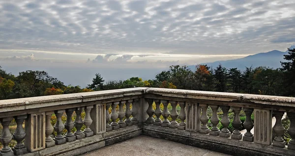 Dağlardaki düşük ağır gri bulutlu gökyüzü aittir