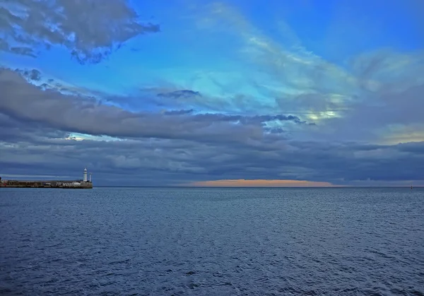 Solnedgång vid havet. Krim. Ukraina. Krim. Yalta. Lighthouse — Stockfoto