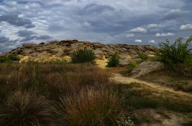 Koyu mavi gökyüzü yağmurdan önce arasında kum üzerinde Çoraklar ın kayalar büyük yalan