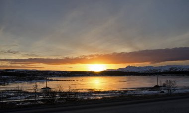 İzlanda'daki muhteşem kış gündoğumu. Sunrise dağlık arka planı