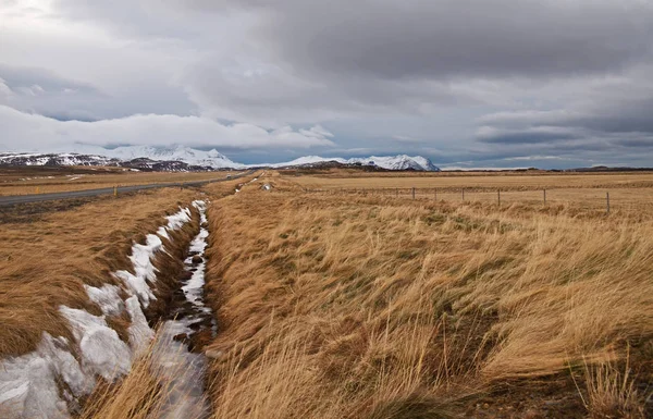 Geleneksel boş, sessiz, sakin, temiz, güzel, muhteşem yollar İzlanda'daki masal manzaralar arasında. İzlanda'nın çevre yolu 1 — Stok fotoğraf