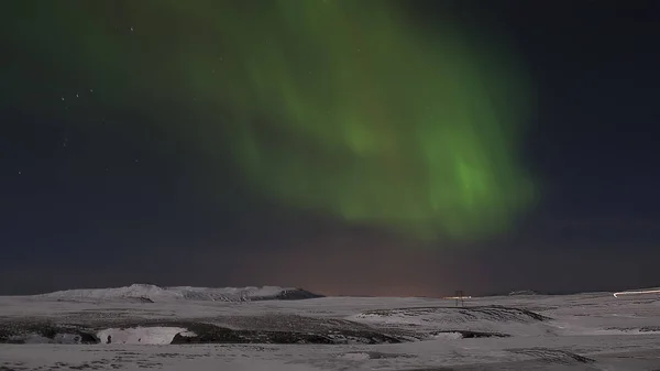 Aurora en el cielo nocturno. Islandia. Nieve. Noche. — Foto de Stock