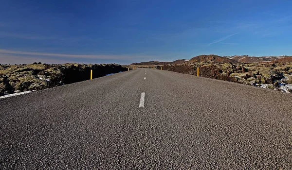 Tradicional vacío, tranquilo, tranquilo, limpio, hermoso, espectaculares carreteras de Islandia en medio de paisajes de cuento de hadas. Ruta de circunvalación 1 de Islandia — Foto de Stock