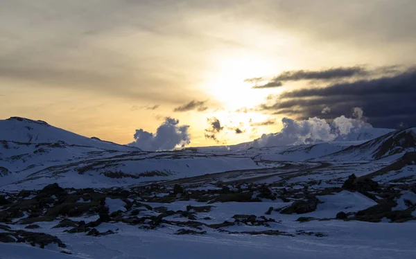 아이슬란드에서 멋진 겨울 일출입니다. 선라이즈 산악의 배경 — 스톡 사진