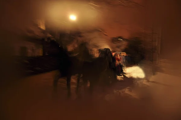 Hada Navidad Caballos negros antes Casa decorativa de madera con luces en el interior sobre fondo negro con luna, abetos y estrellas — Foto de Stock