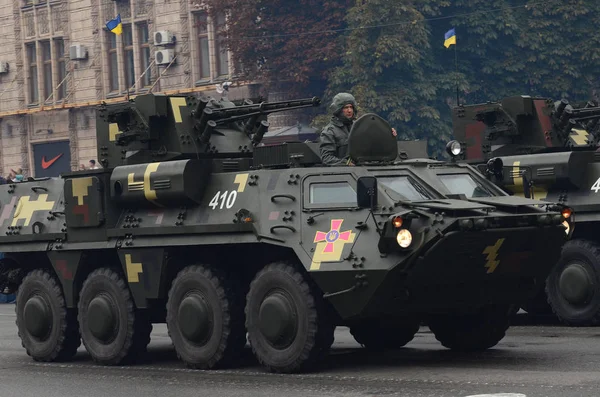 El desfile en Kiev en el día de la independencia de Ucrania el 24 de agosto de 2016 — Foto de Stock