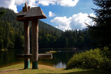 Ukrayna yemyeşil fairytale ormanıyla çevrili Karpatlar eski göl Synevyr