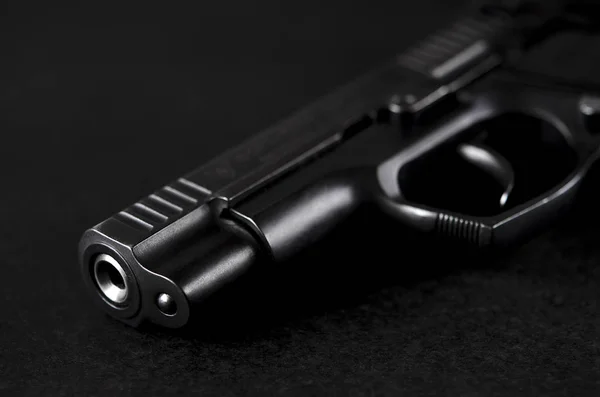 Pistola Negra Yace Sobre Fondo Negro —  Fotos de Stock