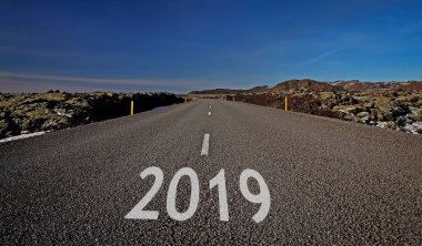 Geleneksel boş, sessiz, sakin, temiz, güzel, muhteşem yollar İzlanda'daki masal manzaralar arasında. İzlanda'nın çevre yolu rota 1. 2019 giden yol
