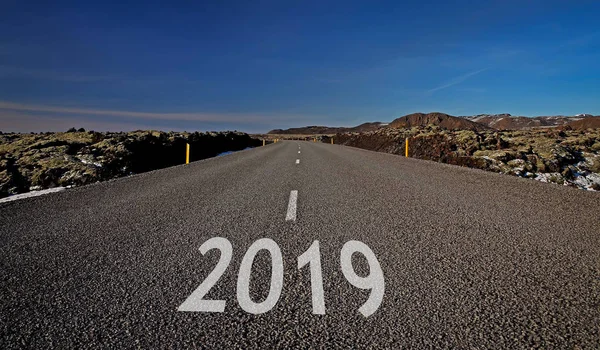 Geleneksel boş, sessiz, sakin, temiz, güzel, muhteşem yollar İzlanda'daki masal manzaralar arasında. İzlanda'nın çevre yolu rota 1. 2019 giden yol