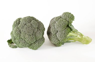 Bir yaprak yeşil brokoli beyaz bir arka plan üzerinde yatıyor. izole