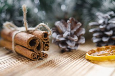 Noel kartı: tarçın ve bir dilim limon çam kozalakları yanında kahverengi ahşap arka plan üzerinde yalan