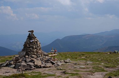 Hoverla Ukrayna Karpat Dağları'nın dağ taş doruklarına güzel görünümünden antik kozalaklı ormanlarda ve sonbahar sarı çim kaplı