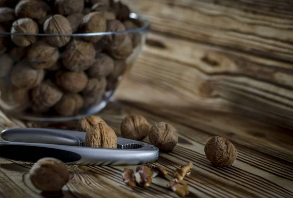 Walnuts Wooden Table Next Walnuts Nuts — Stock Photo, Image