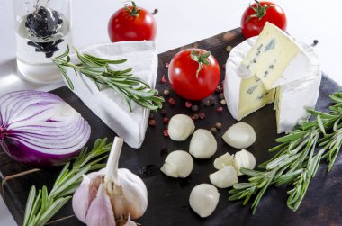 Eski siyah dask üzerinde domates peynir yemek tatma. Şarap ve romantik, peynir Şarküteri gıda. Menü tasarımı yatay. Üstten görünüm.