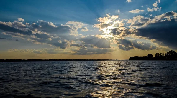 Ciepły Letni Zachód Słońca Nad Brzegu Dunaju Tle Błękitne Niebo — Zdjęcie stockowe