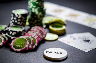 Satıcı çip, kartları ve poker fişleri siyah masaya yalan