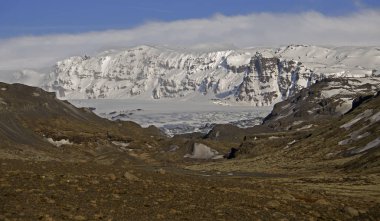 İzlanda'daki arka plan dağlarda büyük beyaz Buzulu