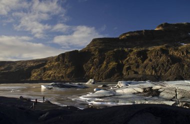 İzlanda'daki arka plan dağlarda büyük beyaz Buzulu