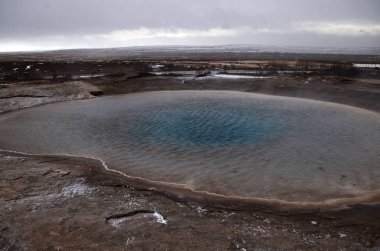 Strokkur şofben Erüpsiyonu İzlanda, Hvitau nehrin ortasında karanlık kış gökyüzünde yanında jeotermal alanında Güney-Batı kısmında