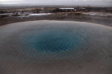 Strokkur şofben Erüpsiyonu İzlanda, Hvitau nehrin ortasında karanlık kış gökyüzünde yanında jeotermal alanında Güney-Batı kısmında