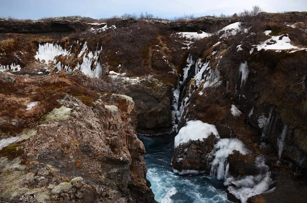 冰岛冰川河从蓝色的水在熔岩领域和蓝色冬天天空 — 图库照片