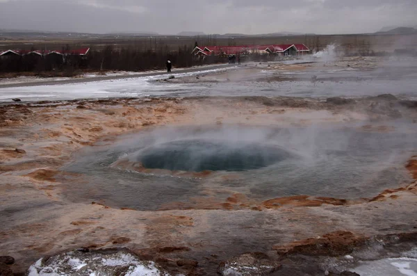 어두운 Hvitau 지역에 아이슬란드의 부분에서 Strokkur 간헐천 — 스톡 사진