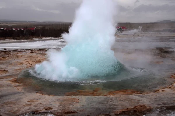 Erupción Del Géiser Strokkur Parte Suroeste Islandia Zona Geotérmica Junto —  Fotos de Stock