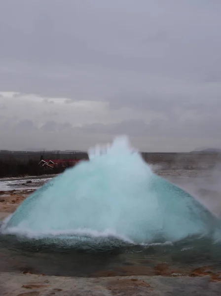 在黑暗的冬日天空中 在赫维陶河旁的地热区 在冰岛西南部的 Strokkur 间歇泉喷发 — 图库照片