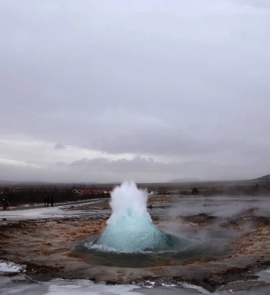 การระเบ ดของน Strokkur ในภาคตะว นตกเฉ ยงใต ของไอซ แลนด ในพ ความร — ภาพถ่ายสต็อก