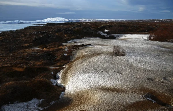 Sunrise Mot Bakgrund Bergiga Snöiga Tom Pittoreska Landskap Island — Stockfoto