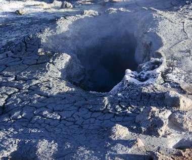 İzlanda bir buz ve ateş ülkesi. Jeotermal alan kerlingarfjoll bir duman ve jeotermal alanı olarak buz ve kar ile kaplı dağları fumaroles kaynar görebilirsiniz.