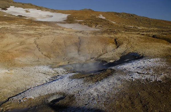 冰岛是一个冰与火的土地 在地热区 Kerlingarfjoll 一个可以在这里看到烟雾和从的地热田 以及由冰和雪覆盖的群山沸腾火山喷气口 — 图库照片