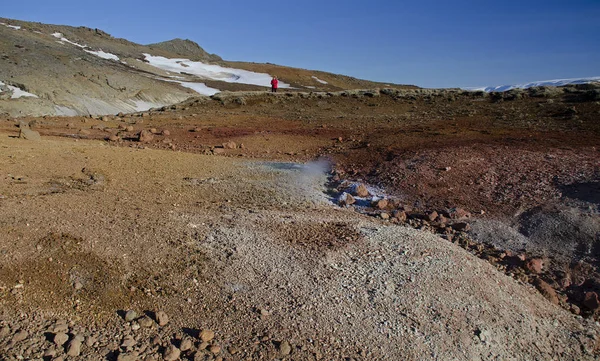 アイスランドは氷と火の土地です 地熱地帯の Kerlingarfjoll つは煙と噴気地熱フィールドと同様に氷と雪で覆われた山々 から沸騰を見ることができます — ストック写真