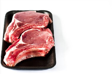 Üstten görünüm siyah köpük Yemek tepsisinin üzerine beyaz izole çiğ mermer et biftek ile. izole