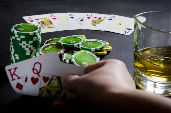 Pessoa a jogar poker e a olhar para cartas — Fotografia de Stock