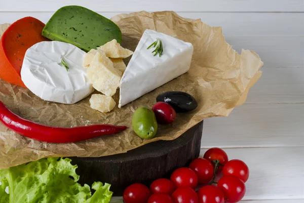 Camembert Brie Sýr Parmezán Zelený Sýr Bazalkou Červené Chilli Sýr — Stock fotografie
