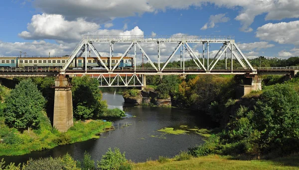 Puente Ferroviario Sobre Hermoso Río Que Tren Contra Cielo Azul — Foto de Stock