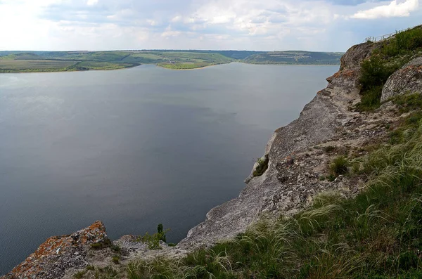 Yüksek sarp tepeler arasında büyük nehir Dniester akışı mavi gökyüzüne karşı bahar gür yeşil çim kaplı. Ukrayna