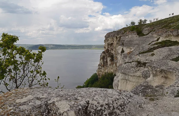 Yüksek sarp tepeler arasında büyük nehir Dniester akışı mavi gökyüzüne karşı bahar gür yeşil çim kaplı. Ukrayna
