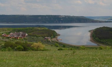 Büyük bir nehir Dinyester ve bulutlar mavi bir gökyüzü arka plan şeffaf taş uçurumlarda. Ukrayna