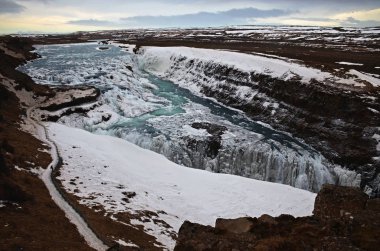 Hraunfossar, bir şelale üzerinde Hallmundarhraun, Langjokull, buzul altında yalan yanardağ lav alandan akış derelerin oluşturduğu ve Hvita nehre, İzlanda dökün