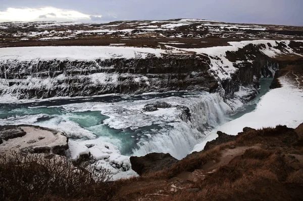 フロインフォッサル Hallmundarhraun Langjokull 氷河の下で火山から溶岩のフィールド上でのストリーミングの小川によって形成された アイスランド Hvita 川に注ぐ — ストック写真