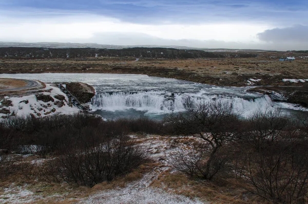 赫伦福萨 由河流在哈尔蒙达赫伦上空形成的瀑布 这是位于冰川朗乔库尔下的火山熔岩场 并涌入冰岛赫维塔河 — 图库照片