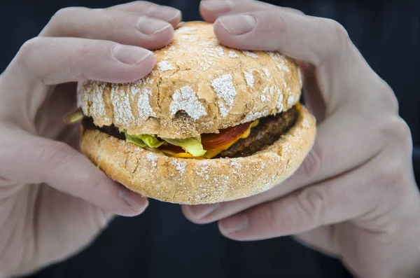 Mani Degli Uomini Tengono Hamburger Fresco Succoso Con Pomodoro Formaggio — Foto Stock