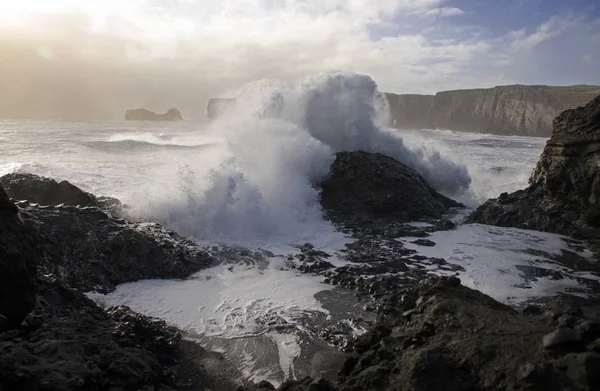 대서양의 파도가 아이슬란드에서 모래의 해변에는 — 스톡 사진