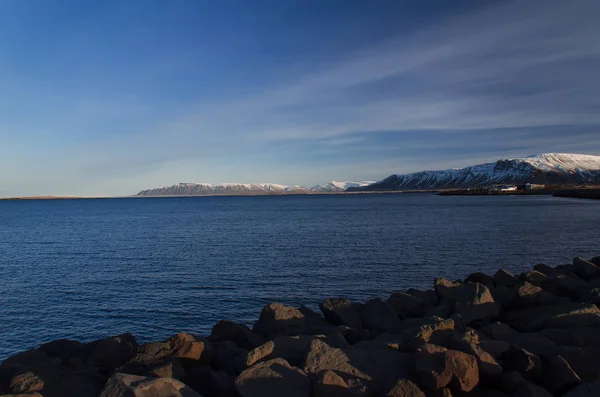 Ljusa Reykjavik Mot Bakgrund Zasnezhenyh Bergstoppar Visa Från Atlanten — Stockfoto