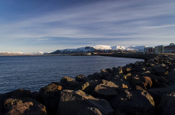 Világos Reykjavik Zasnezhenyh Hegycsúcsok Hátterében Kilátás Nyílik Atlanti Óceán — Stock Fotó